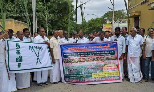 பள்ளிபாளையத்தில்கரும்பு விவசாயிகள் ஆர்ப்பாட்டம்