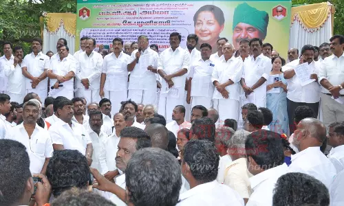 விலைவாசி உயர்வை கண்டித்துதர்மபுரியில் அ.தி.மு.க.வினர் ஆர்ப்பாட்டம்முன்னாள் அமைச்சர் கே.பி.அன்பழகன் தலைமையில் நடந்தது