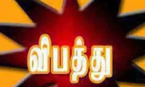 டயர் வெடித்து பள்ளத்தில் கவிழ்ந்த கார்