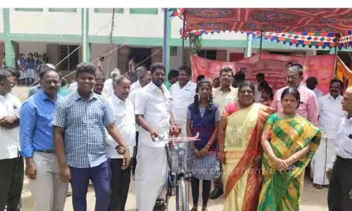 809 மாணவ-மாணவிகளுக்கு விலையில்லா சைக்கிள்கள்