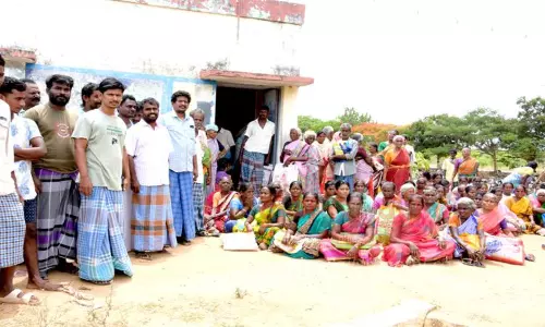 ஆன்லைனில் பொருட்கள் இருப்பு காண்பிக்கிறது; நேரில் கேட்டால் இல்லை என்கிறார்கள்:ரேஷன் கடையை முற்றுகையிட்ட பொதுமக்கள்