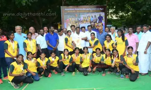 ஆக்கி போட்டியில் மாநில அளவில் முதலிடம் பெற்ற மாணவிகளுக்கு பாராட்டு