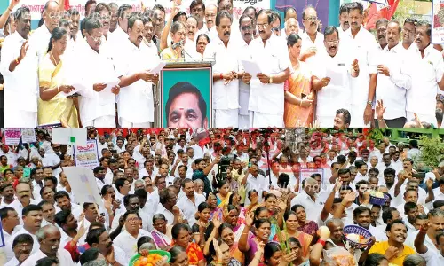 சேலத்தில் அ.தி.மு.க.வினர் ஆர்ப்பாட்டம் சேலத்தில் அ.தி.மு.க.வினர் ஆர்ப்பாட்டம்