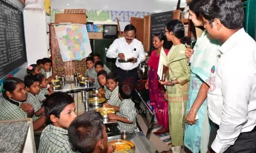 பள்ளிகளில் காலை உணவு குறித்து கண்காணிப்பு அலுவலர் ஆய்வு பள்ளிகளில் காலை உணவு குறித்து கண்காணிப்பு அலுவலர் ஆய்வு