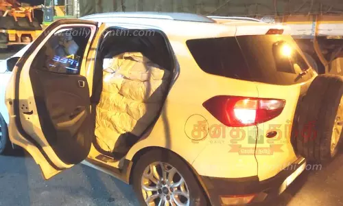 சொகுசு காரில் கடத்தப்பட்ட 20 மூட்டை குட்கா சிக்கியது சொகுசு காரில் கடத்தப்பட்ட 20 மூட்டை குட்கா சிக்கியது