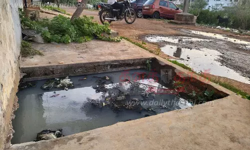 குடியிருப்பு பகுதியில் திறந்த நிலையில் இருக்கும் கழிவுநீர் வடிகால்