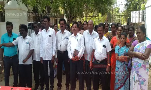 சேரன்மாதேவியில் வக்கீல்கள் ஆர்ப்பாட்டம்