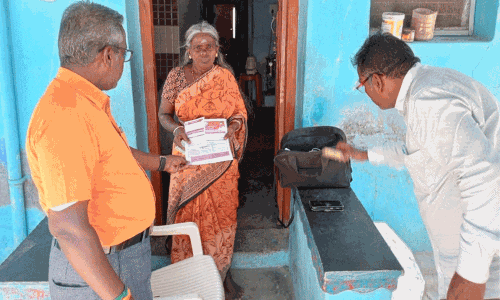 கலைஞர் மகளிர் உரிமைத்தொகை திட்டம்: கிராமப்புறங்களில் வீடு வீடாக விண்ணப்பம் வினியோகம்