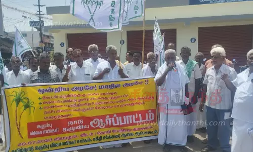 கரும்புக்கு டன் ரூ.5 ஆயிரம் வழங்கக்கோரி சத்தியமங்கலம், கோபியில்விவசாயிகள் ஆர்ப்பாட்டம்