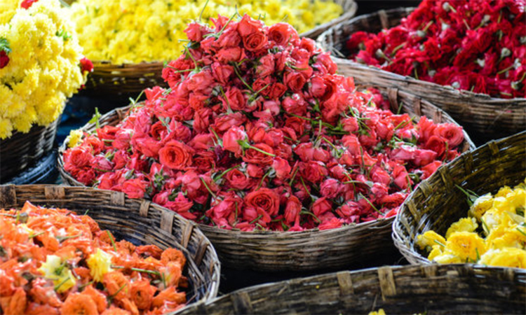 ஆடி வெள்ளியையொட்டி கோயம்பேடு மார்க்கெட்டில் பூக்களின் விலை `கிடுகிடு' உயர்வு