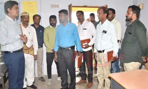 முகாம் நடைபெறும் இடங்களில் கலெக்டர் அம்ரித் ஆய்வு முகாம் நடைபெறும் இடங்களில் கலெக்டர் அம்ரித் ஆய்வு