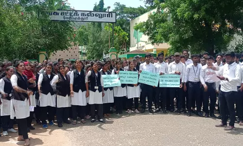 சட்டக்கல்லூரி மாணவர்கள் ஆர்ப்பாட்டம்