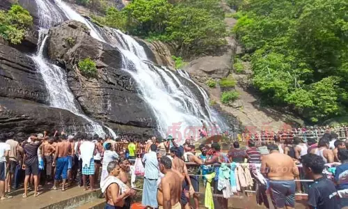 குற்றாலம் அருவியில் சுற்றுலா பயணிகள் உற்சாக குளியல் குற்றாலம் அருவியில் சுற்றுலா பயணிகள் உற்சாக குளியல்