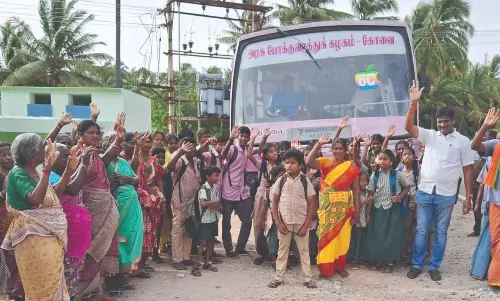 பள்ளி, கல்லூரி நேரங்களில் பஸ் வசதி