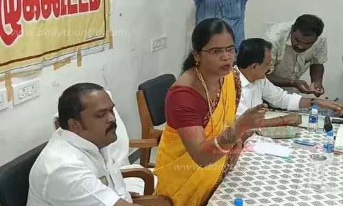 மாவட்ட பஞ்சாயத்து கூட்டத்தில் பெண் கவுன்சிலர் தர்ணா போராட்டம் மாவட்ட பஞ்சாயத்து கூட்டத்தில் பெண் கவுன்சிலர் தர்ணா போராட்டம்