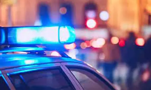 ஏ.டி.எம். எந்திரத்தை உடைத்து கொள்ளையடிக்க முயன்ற கும்பல்; அலாரம் ஒலித்ததால் லட்சக்கணக்கான பணம் தப்பியது ஏ.டி.எம். எந்திரத்தை உடைத்து கொள்ளையடிக்க முயன்ற கும்பல்; அலாரம் ஒலித்ததால் லட்சக்கணக்கான பணம் தப்பியது