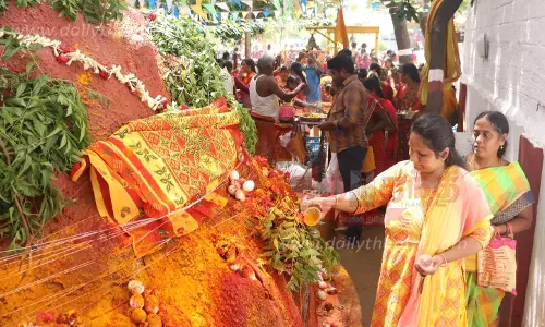 ஆடி மாத முதல் வெள்ளிக்கிழமையையொட்டிஅம்மன் கோவில்களில் சிறப்பு வழிபாடுஏராளமான பெண்கள் சாமி தரிசனம்