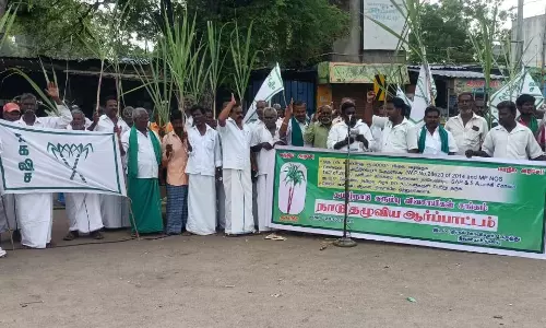 கரும்பு விவசாயிகள் ஆர்ப்பாட்டம் கரும்பு விவசாயிகள் ஆர்ப்பாட்டம்