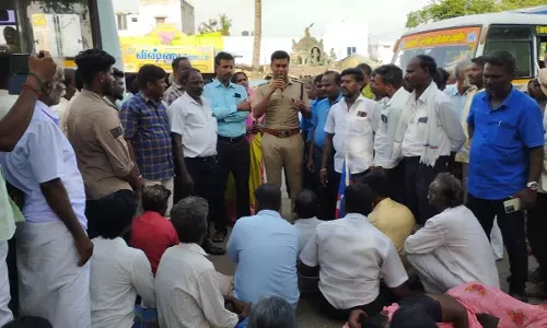 வட்டார வளர்ச்சி அலுவலகத்தை விடுதலை சிறுத்தைகள் கட்சியினர் முற்றுகை வட்டார வளர்ச்சி அலுவலகத்தை விடுதலை சிறுத்தைகள் கட்சியினர் முற்றுகை