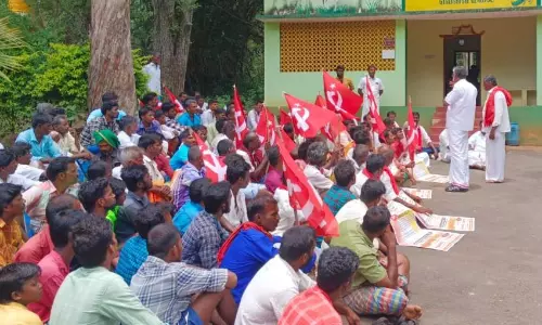வனச்சரக அலுவலகத்தை மார்க்சிஸ்ட் கம்யூனிஸ்டு கட்சியினர் முற்றுகை வனச்சரக அலுவலகத்தை மார்க்சிஸ்ட் கம்யூனிஸ்டு கட்சியினர் முற்றுகை