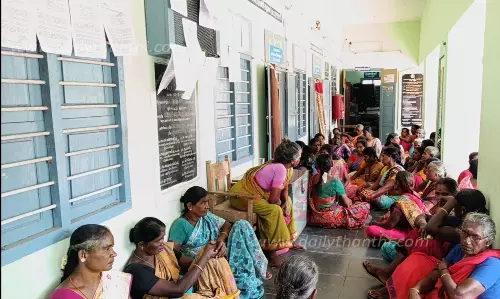 குடிநீர் கேட்டு திருவாடானை யூனியன் அலுவலகம் முற்றுகை