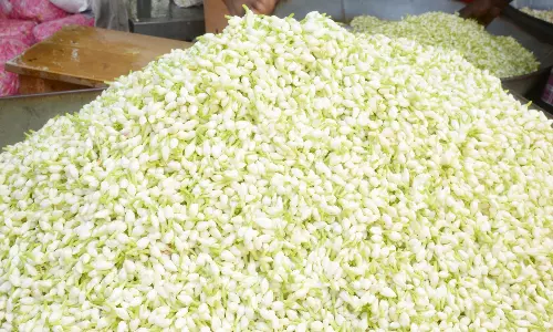 வரத்து குறைவு காரணமாக பூக்களின் விலை கிடு, கிடுவென உயர்ந்தது