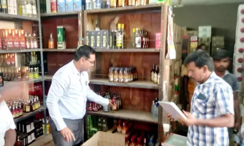 டாஸ்மாக் கடைகளில் கூடுதல் விலைக்கு மது விற்பனை செய்யப்படுகிறதா?