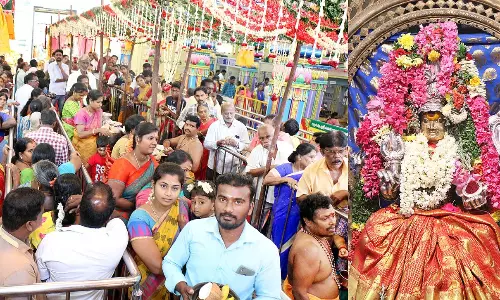 ஆடி முதல் வெள்ளிக்கிழமையையொட்டி கோவில்களில் சிறப்பு வழிபாடு ஆடி முதல் வெள்ளிக்கிழமையையொட்டி கோவில்களில் சிறப்பு வழிபாடு