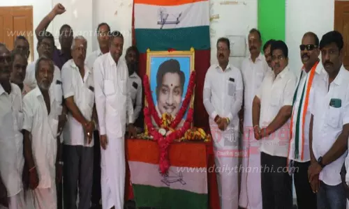 சிவாஜி உருவப்படத்துக்கு காங்கிரசார் மாலை அணிவித்து மரியாதை சிவாஜி உருவப்படத்துக்கு காங்கிரசார் மாலை அணிவித்து மரியாதை