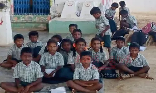 ஆசிரியர்கள் விடுப்பால் திறக்கப்படாத பள்ளிக்கூடம்: கோவில் வளாகத்தில் காத்திருந்த மாணவர்கள்