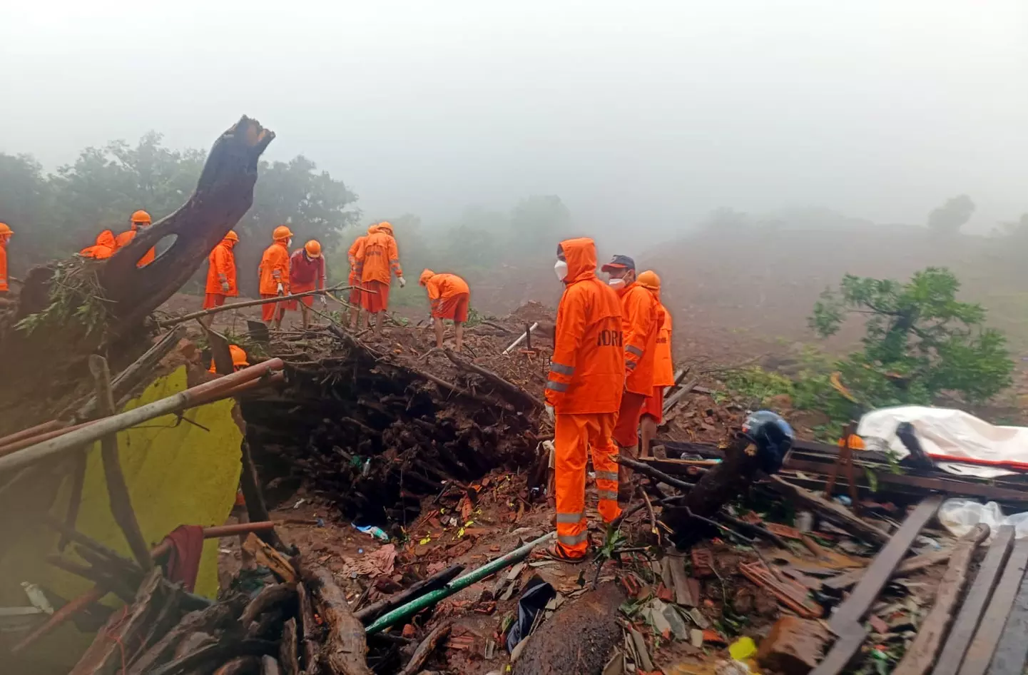 இர்சல்வாடி மலைக்கிராம நிலச்சரிவு துயரத்தில் இதுவரை 27 பேர் பிணமாக மீட்பு; பலி எண்ணிக்கை 100 ஆக உயரும் என்று மந்திரி அதிர்ச்சி தகவல் இர்சல்வாடி மலைக்கிராம நிலச்சரிவு துயரத்தில் இதுவரை 27 பேர் பிணமாக மீட்பு; பலி எண்ணிக்கை 100 ஆக உயரும் என்று மந்திரி அதிர்ச்சி தகவல்