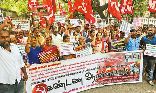 மணிப்பூர் வன்முறையை கண்டித்து மார்க்சிஸ்ட் கம்யூனிஸ்டு கட்சியினர் ஆர்ப்பாட்டம் மணிப்பூர் வன்முறையை கண்டித்து மார்க்சிஸ்ட் கம்யூனிஸ்டு கட்சியினர் ஆர்ப்பாட்டம்