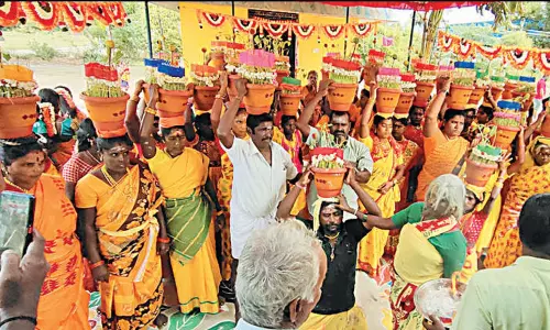 பவானி அம்மன் கோவிலில் முளைப்பாரி ஊர்வலம்