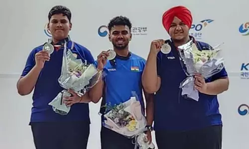 ஜூனியர் துப்பாக்கி சுடுதல் சாம்பியன்ஷிப் -  வெள்ளிப்பதக்கம் வென்ற இந்திய அணி