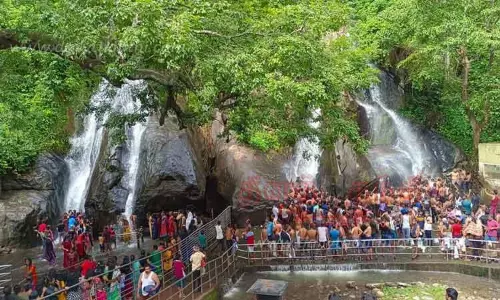 குற்றாலத்தில் அலைமோதிய சுற்றுலா பயணிகள் கூட்டம் குற்றாலத்தில் அலைமோதிய சுற்றுலா பயணிகள் கூட்டம்