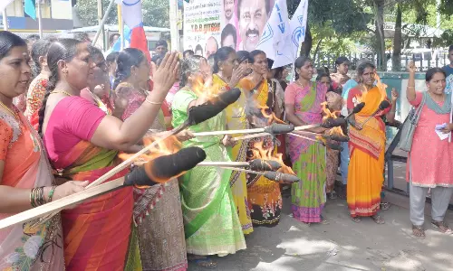 தீப்பந்தம் ஏந்தி மாதர் சங்கத்தினர் ஆர்ப்பாட்டம்