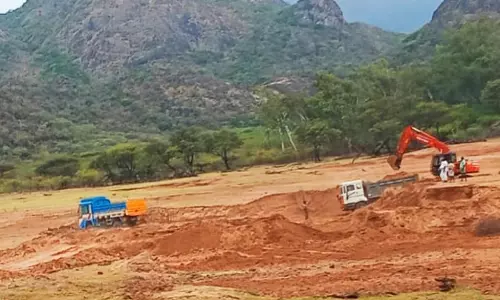 வண்டல்மண் அள்ளும் பணியில் விவசாயிகள் மும்முரம்