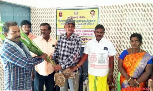 தென்னங்கன்றுகள் வழங்கும் நிகழ்ச்சி