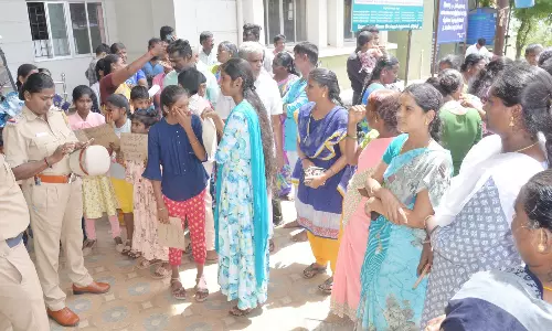 கலெக்டர் அலுவலகத்தில் பொதுமக்கள் காத்திருப்பு போராட்டம்