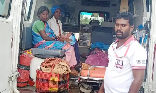 ஓடும் ஆம்புலன்சில் தொழிலாளி மனைவிக்கு குழந்தை பிறந்தது