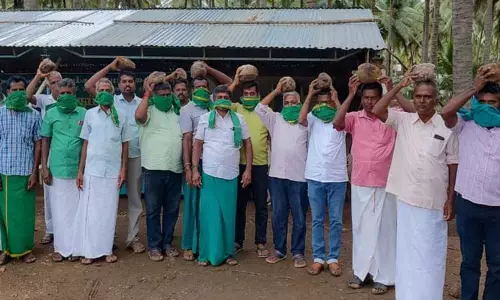 வாயில் துணியை கட்டி விவசாயிகள் போராட்டம்