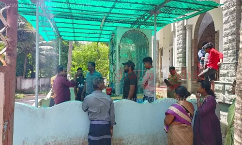 இரவில் இளைஞர்கள் காவல் காத்த நிலையில் துணிகரம்:குருசடியில் மீண்டும் புகுந்து உண்டியலை கொள்ளையடித்த மர்ம ஆசாமிகள்