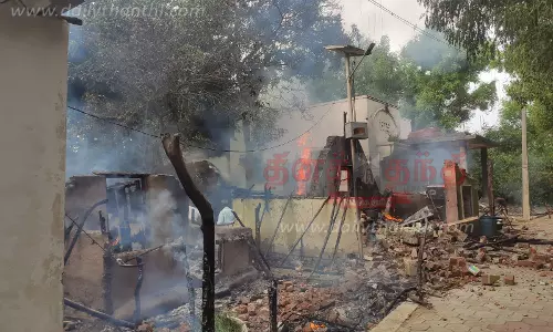 3 கூரை வீடுகள் எரிந்து நாசம்