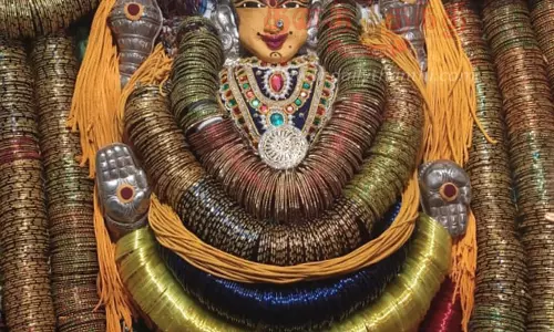 ஆடிப்பூர விழாவையொட்டிஅம்மன் கோவில்களில் சிறப்பு வழிபாடுதிரளான பெண்கள் சாமி தரிசனம்