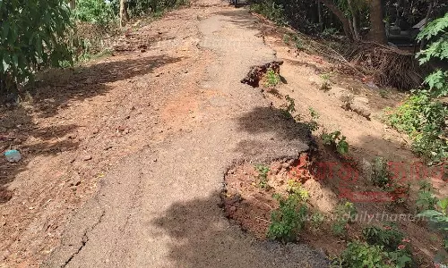 குண்டும், குழியுமான சாலை சீரமைக்கப்படுமா? குண்டும், குழியுமான சாலை சீரமைக்கப்படுமா?