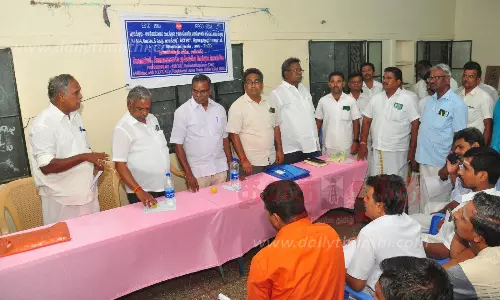 கைத்தறி ரகங்களுக்கு ஜி.எஸ்.டி.யில் இருந்து விலக்கு அளிக்க வேண்டும்-கூட்டுறவு பணியாளர் சங்கத்தினர் கோரிக்கை