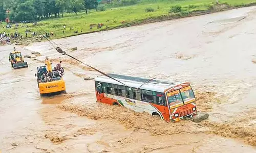 உத்தரபிரதேசத்தில் காட்டாற்று வெள்ளத்தில் சிக்கிய பஸ்; 40 பயணிகள் மீட்பு
