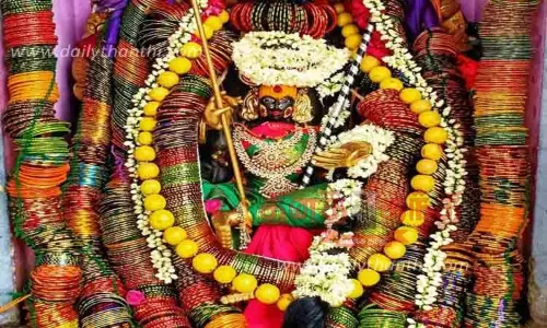 வளையல் அலங்காரத்தில்  எழுந்தருளிய அம்மன்