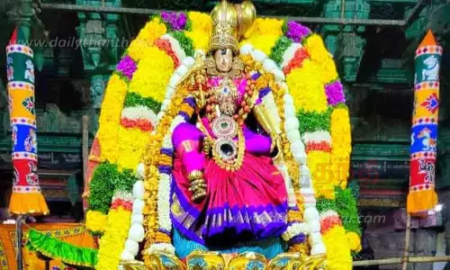 ஆடிப்பூரம்: புதிய கமல வாகனத்தில் எழுந்தருளிய மதுரை மீனாட்சி அம்மன்