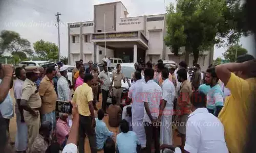 கப்பலூர் சுங்கச்சாவடியை அகற்றக்கோரி  நெடுஞ்சாலைத்துறை அதிகாரி கார் சிறைபிடிப்பு